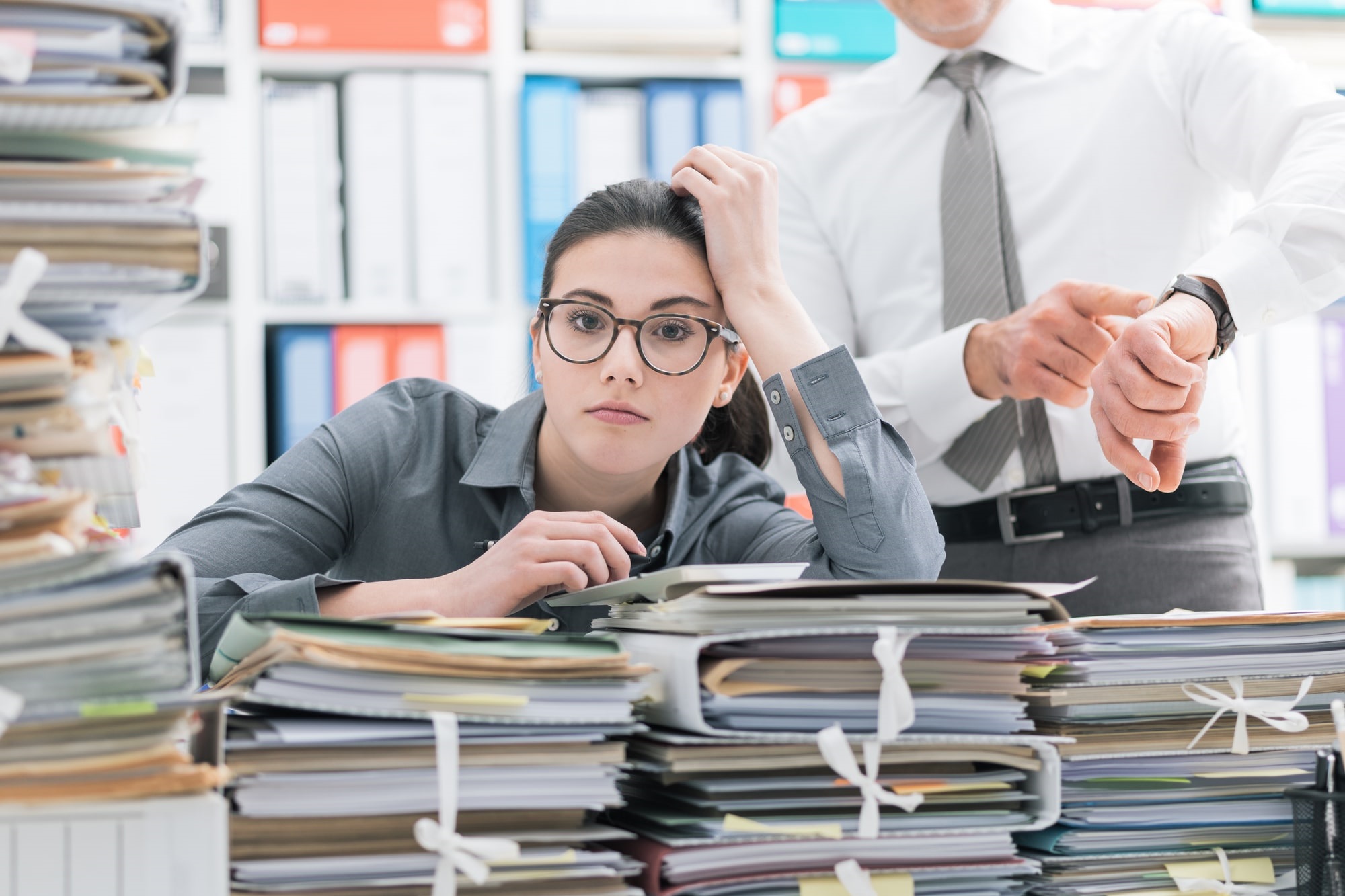 американские учителя. Do their work. мать с ребенком школьником. ребенок выполняет домашнее задание. Retail employee.