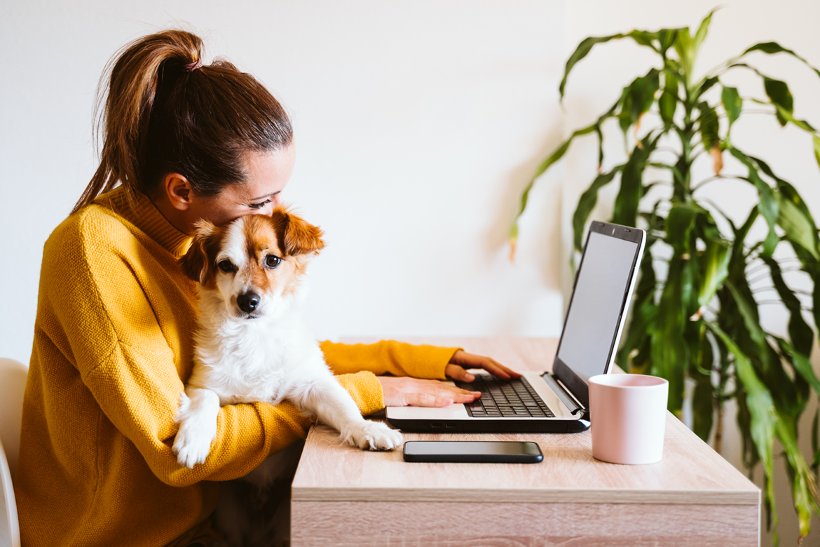 WomanWithDogOnComputer