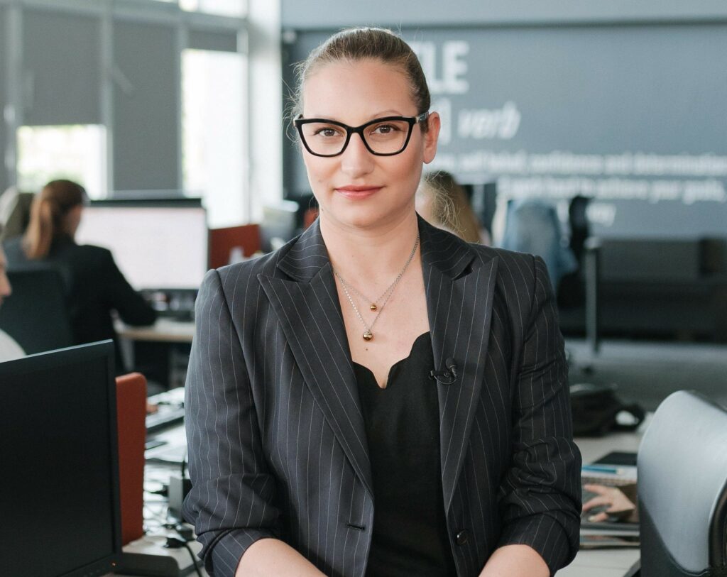 ПОМЕЃУ СТРАТЕГИЈА И ЛУЃЕ: ИНТЕРВЈУ СО СНЕЖА БРЗАКОВ ЗА HR ИСКУСТВА НИЗ РАЗЛИЧНИ ИНДУСТРИИ
